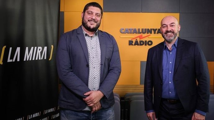 El editor del magazín 'La Mira', Joan Camp, y el director de Catalunya Rdio, Saül Gordillo