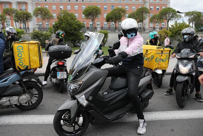 Archivo - Varios motoristas de Glovo participan en una manifestación en Moncloa, a 11 de mayo de 2021, en Madrid (España). Esta y otras protestas que se desarrollarán en ocho puntos del país han sido convocadas por Repartidores Unidos y APRA coincidiend
