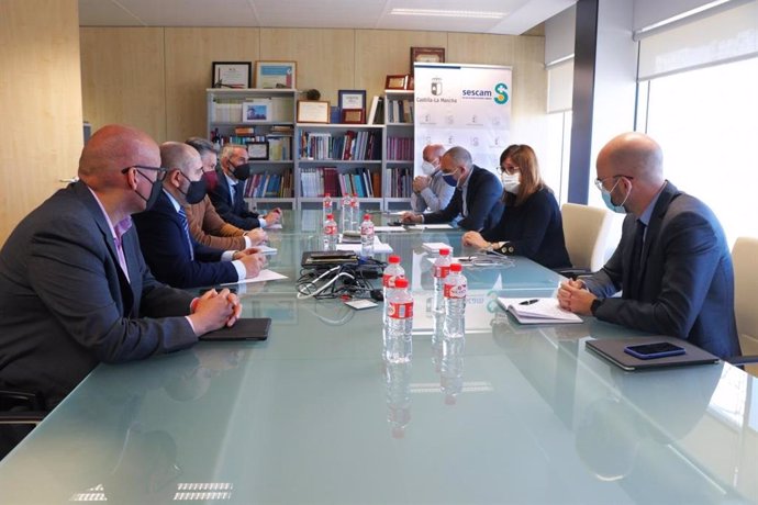 Responsables de la Consejería de Sanidad y del Sescam con representantes de la Asociación de Supermercados de Castilla-La Mancha (Asucam) y de la Asociación Nacional de Grandes Empresas de Distribución (ANGE).