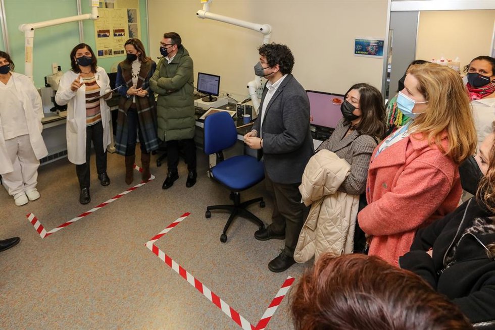La directora del Intecmar, Covadonga Salgado, recibe una visita de parlamentarios