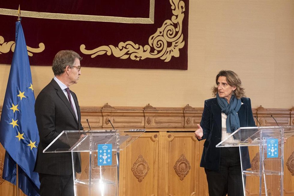 El presidente de la Xunta de Galicia, Alberto Núñez Feijoo y la vicepresidenta cuarta y ministra para la Transición Ecológica y el Reto Demográfico, Teresa Ribera, en una rueda de prensa después de su reunión, en el Pazo de Raxoi, a 13 de enero de 2022,