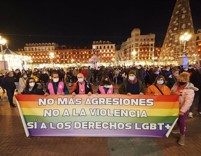 Concentración en repulsa de una agresión homófoba en Valladolid.