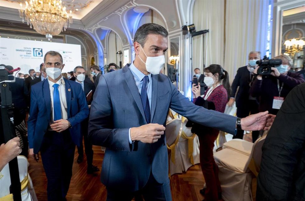 El presidente del Gobierno, Pedro Sánchez, a su salida de la clausura de la XII edición del Spain Investors Day (SID), en el Hotel Ritz, a 13 de enero de 2022, en Madrid (España). 