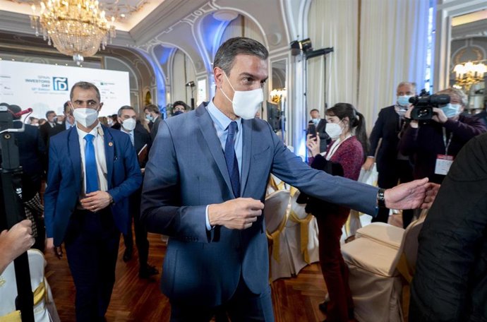 El presidente del Gobierno, Pedro Sánchez, a su salida de la clausura de la XII edición del Spain Investors Day (SID), en el Hotel Ritz, a 13 de enero de 2022, en Madrid (España). SID es un foro profesional único en España en el que los grandes inversor