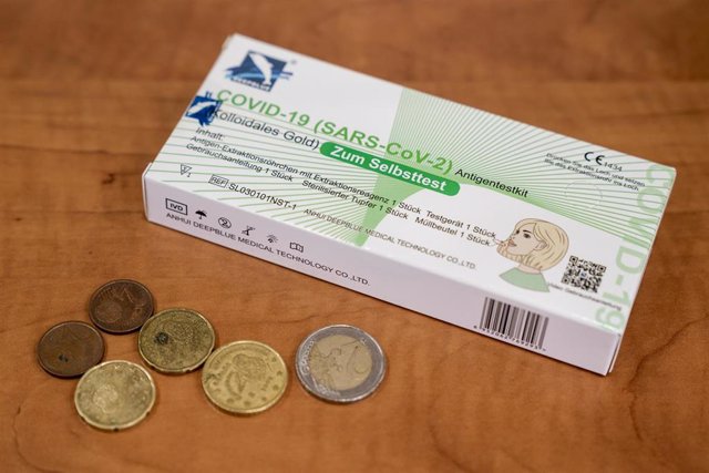 Un test de antígenos y su precio en monedas en una farmacia en Carabanchel
