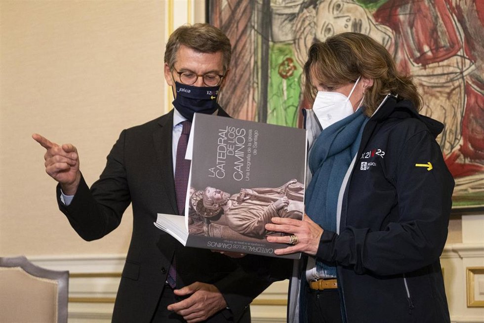 El presidente de la Xunta de Galicia, Alberto Núñez Feijoo y la vicepresidenta cuarta y ministra para la Transición Ecológica y el Reto Demográfico, Teresa Ribera, con un libro de la catedral de los caminos, antes de una rueda de prensa, que ha tenido l