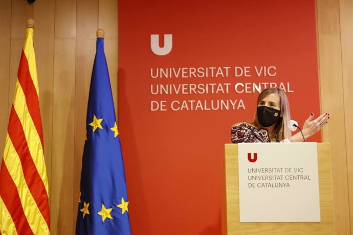 La consellera de Acción Exterior de la Generalitat, Victria Alsina, en la clausura de una mesa redonda en la Universitat de Vic