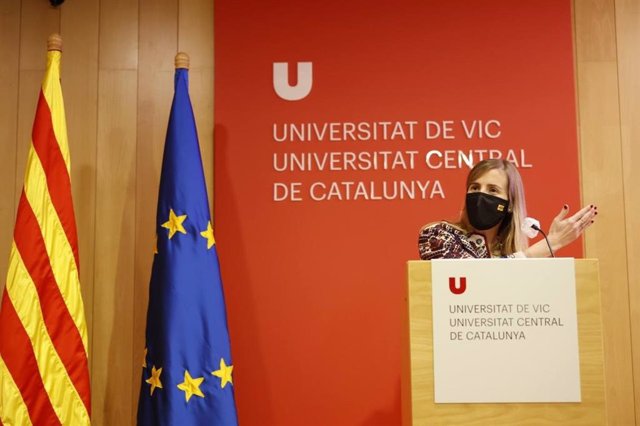 La consellera de Acción Exterior de la Generalitat, Victòria Alsina, en la clausura de una mesa redonda en la Universitat de Vic