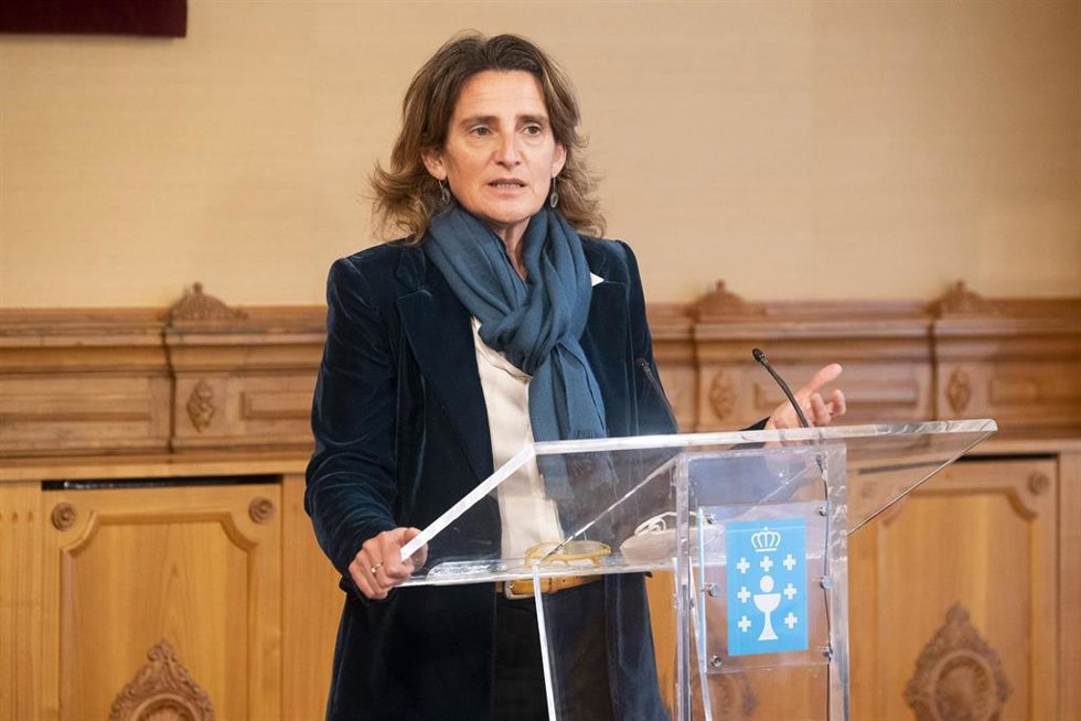 La vicepresidenta cuarta y ministra para la Transición Ecológica y el Reto Demográfico, Teresa Ribera, en una rueda de prensa después de su reunión con el presidente de la Xunta de Galicia, en el Pazo de Raxoi, a 13 de enero de 2022, en Santiago de Comp