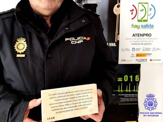 Placa de agradecimiento entregada por una víctima de violencia de género a dos policías de la Comisaría de Torrelavega
