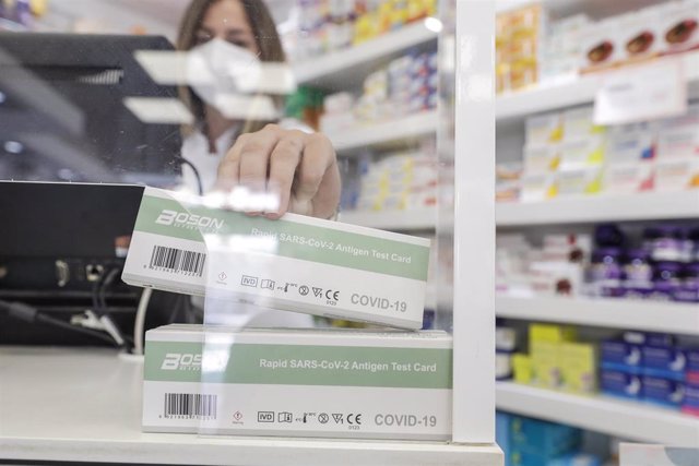 Archivo - Una caja con test de antígenos contra la COVID-19 en una farmacia