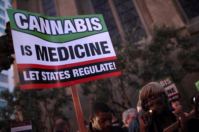 Archivo - Manifestación a favor del uso medicinal del cannabis en California, EEUU.