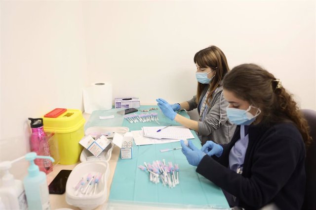Dos enfermeras preparan una vacuna contra el Covid-19