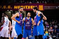 El Barça suda ante el Efes para enderezar el rumbo