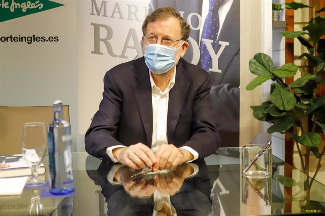 Archivo - El expresidente del Gobierno Mariano Rajoy posa durante la firma de su nuevo libro en una tienda de El Corte Inglés, a 7 de diciembre de 2021, en Vigo, Galicia (España). 