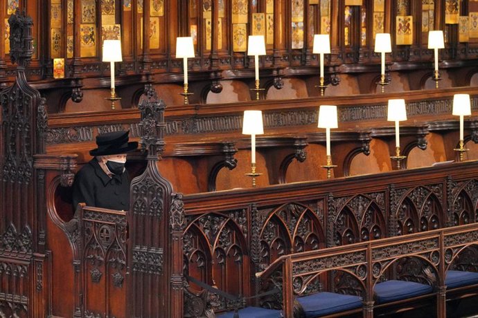 Archivo - FILED - 17 April 2021, United Kingdom, Windsor: Queen Elizabeth II takes her seat in St George's Chapel at Windsor Castle during the funeral of Prince Philip, the Duke of Edinburgh. In line with health regulations currently in place in England