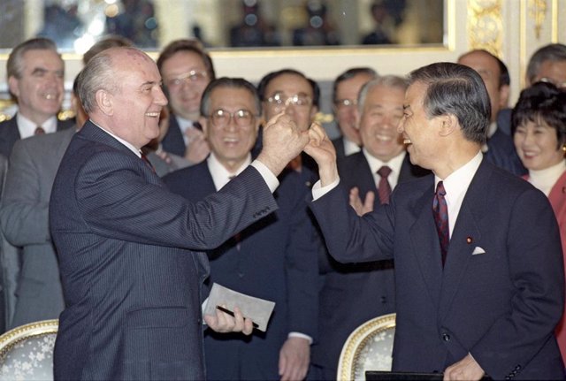 El presidente de la URSS, Mijail Gorbachov, y el entonces primer ministro japonés, Kaifu Toshiki
