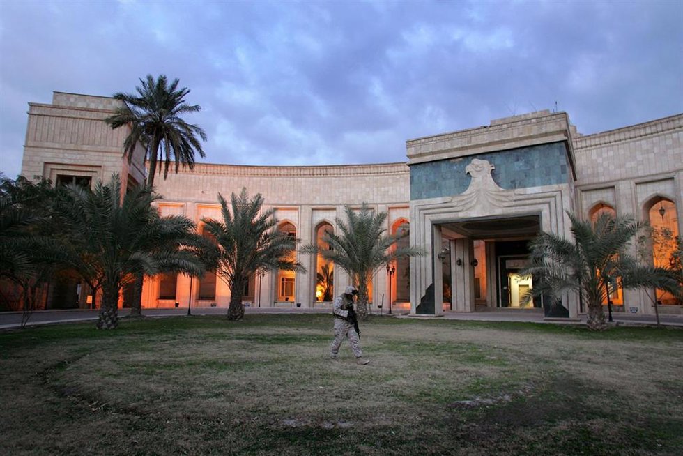 Soldado de Estados Unidos frente a la Embajada en Bagdad