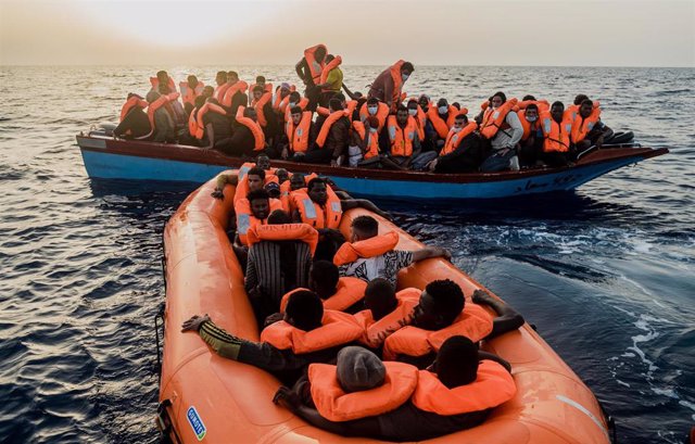 Archivo - Migrantes en dos embarcaciones en el mar Mediterráneo