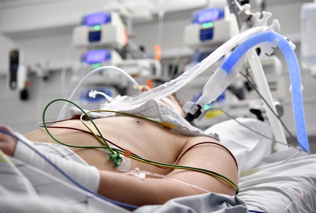 Archivo - 17 November 2021, Austria, Salzburg: A man lies on a hospital bed at the coronavirus ward of the ICU of the Salzburg State Clinic.