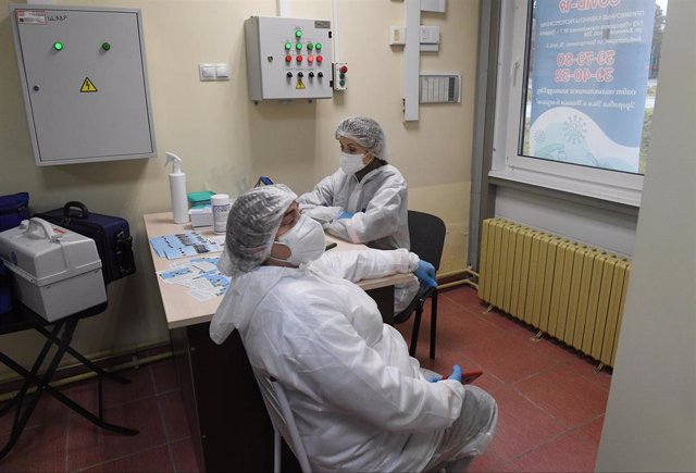 Archivo - Trabajadores médicos en el punto de vacunación contra el coronavirus en un campamento de migrantes en el paso fronterizo de Bruzgi-Kuznica Bialostocka, cerca de la frontera bielorrusa-polaca, a 18 de noviembre de 2021, en Grodno, (Bielorrusia).