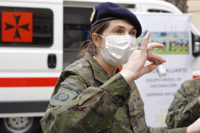 Una militar con una dosis de la vacuna contra el coronavirus en la Unidad de Vacunación del Hospital General de la Defensa
