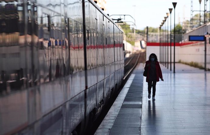 Archivo - Una mujer camina por el andén de la estación Príncipe Pío tras bajarse de un tren de Cercanías, en Madrid (España).