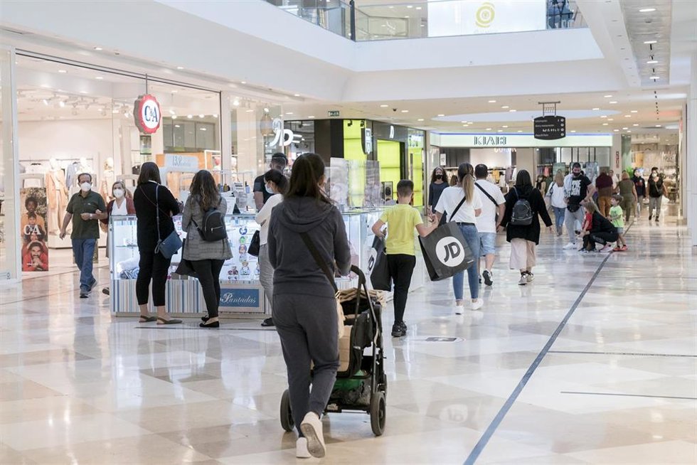 Archivo - Varias personas en el parque comercial Xanadú