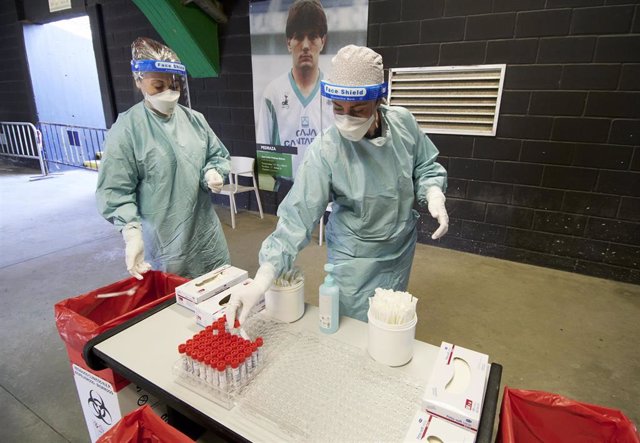 Archivo - Trabajadores sanitarios se preparan para realizar tests de antígenos 