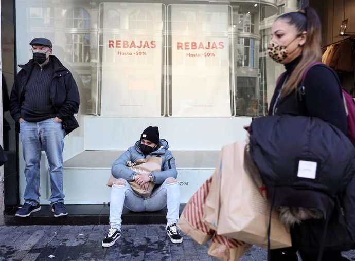 Varias personas delante del escaparate