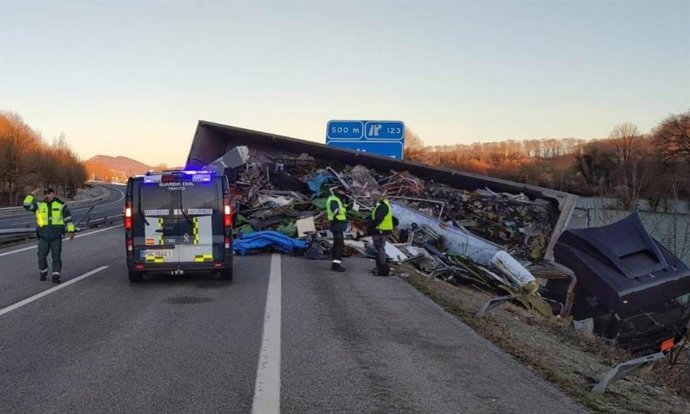 Vuelco de un camión en la A-15