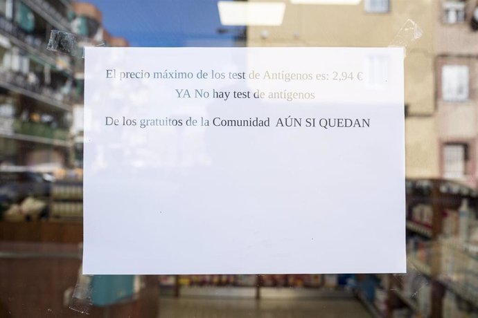 Un cartel que indica que sólo quedan test rápidos de la Comunidad de Madrid en una farmacia en Carabanchel, a 13 de enero de 2022, en Madrid (España). La Comisión Interministerial de Precios de los Medicamentos (CIMP) ha acordado por unanimidad que el p