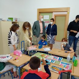 Archivo - La delegada de Educación de la Junta en Granada, Ana Berrocal, visita el colegio Luis Rosales, en imagen de archivo