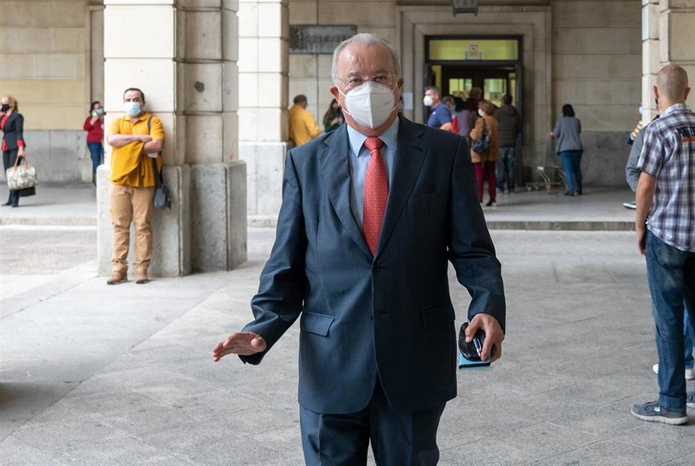 Archivo - El exconsejero de Empleo de la Junta de Andalucía Antonio Fernández llegando a la Audiencia para el juicio de Acyco