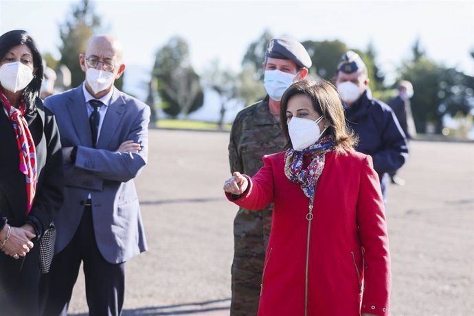 La ministra de Defensa, Margarita Robles, durante una visita a la base General Morillo de Pontevedra