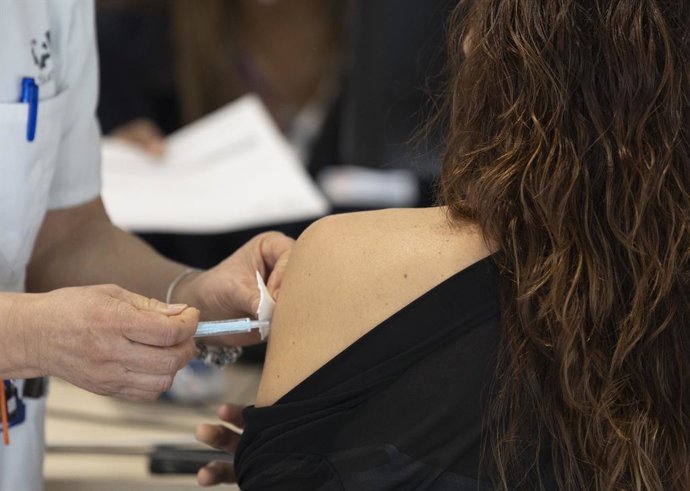 Arxiu - Una dona rep la tercera dosi del vaccí contra la covid-19