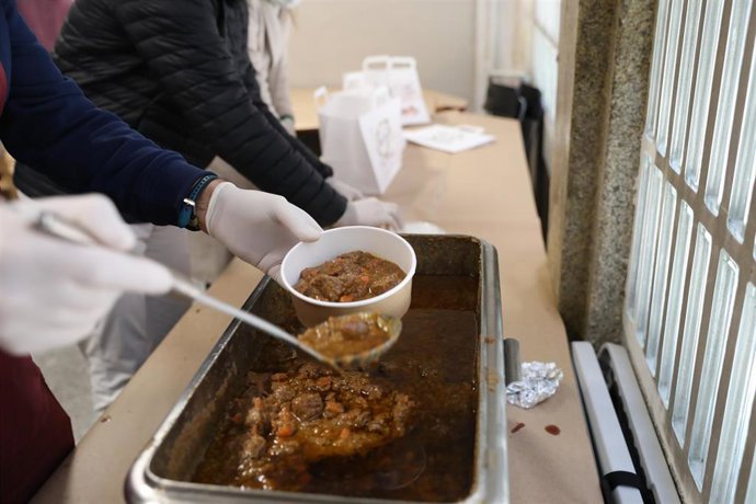 Archivo - Un voluntario organiza comida para el reparto 