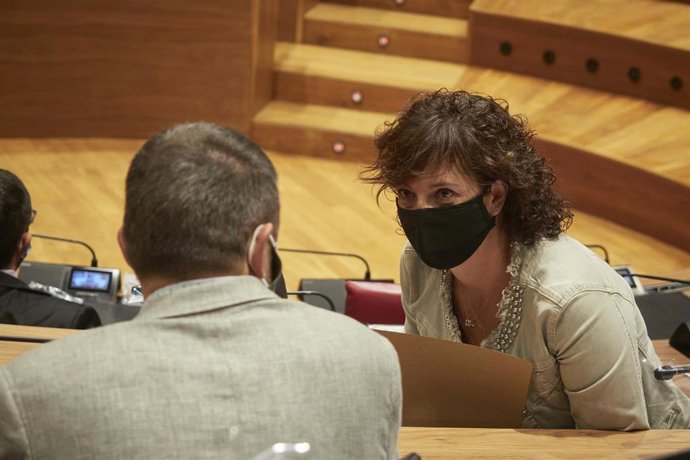 Archivo - La parlamentaria del PSN Ainhoa Unzu, en un pleno del Parlamento de Navarra.