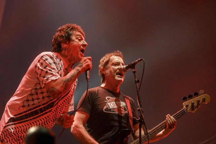 Archivo - El cantante de 'La Polla Records', Evaristo Páramos y el guitarrista del grupo, Manolo García , 'El Sumé', durante el concierto en el Wizink Center de Madrid 