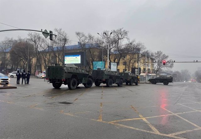 Despliegue de las fuerzas de seguridad durante las protestas en Almaty (Kazajistán)