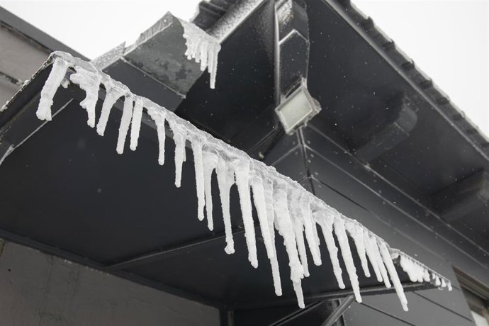 Archivo - Estalactitas de hielo cuelgan del tejado de una casa 