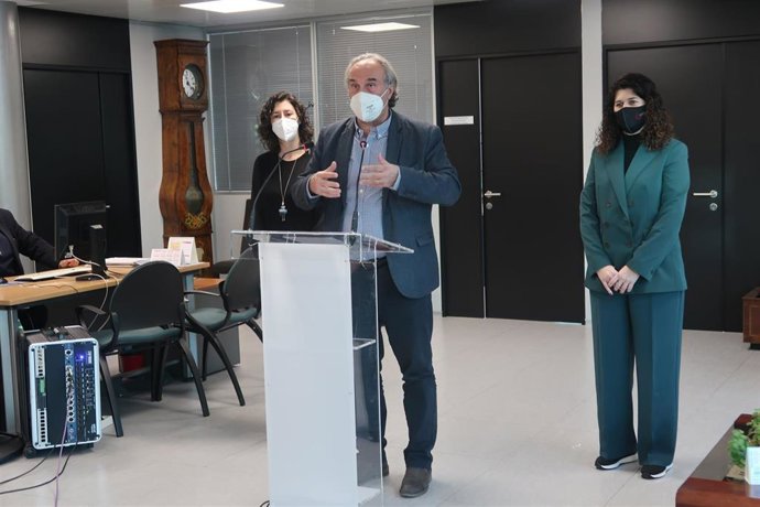 El conseller de Educación y Formación Profesional, Martí March, en rueda de prensa, acompañado por la directora del Ibsteam, Yolanda Martínez, y de la directora general de Primera Infancia, Innovación y Comunidad Educativa, Amanda Fernández.