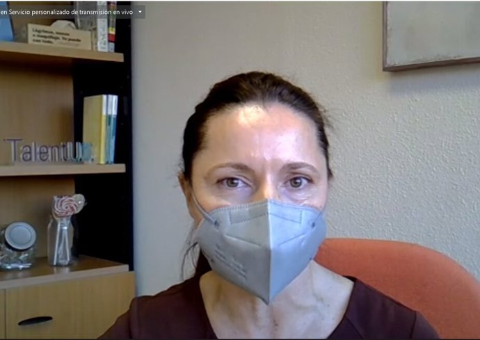 La directora de Área de Empleabilidad y Emprendimiento de la Universidad de Oviedo, Ana Suárez Vázquez, durante la presentación telemática del programa Uniovi Innovation Skills, financiado por el Ayuntamiento de Gijón