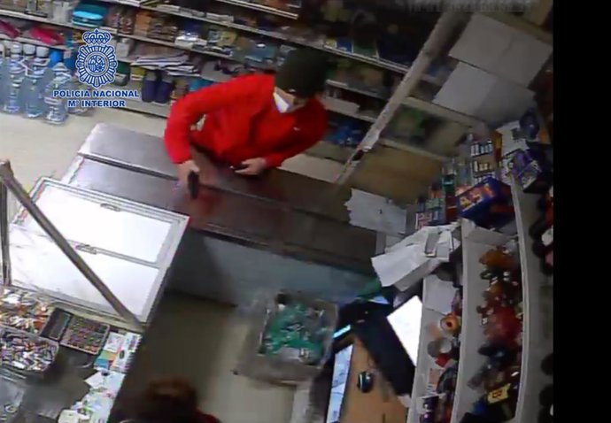 Imagen de uno de los atracos captada por la cámara del comercio