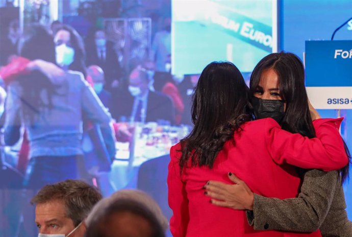 La presidenta de Ciudadanos, Inés Arrimadas (i), y la vicealcaldesa de Madrid, Begoña Villacís, se abrazan a su llegada a un desayuno de Nueva Economía Fórum, en el Hotel Mandarin Oriental, a 14 de enero de 2022, en Madrid, (España).