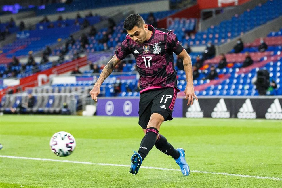 Archivo - El extremo mexicano Jesús Manuel Corona durante un partido ante Gales. 