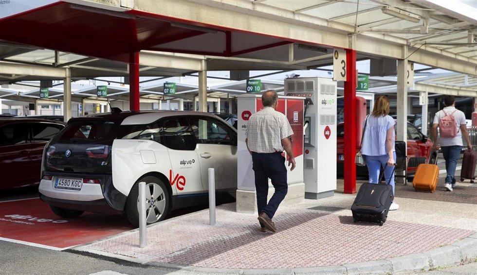 Archivo - Inauguracion del punto de recarga de EdP para vehiculos electricos en el Aeropuerto de Asturias.