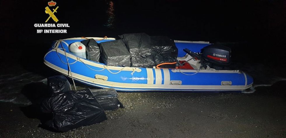 Embarcación intervenida con tabaco de contrabando.