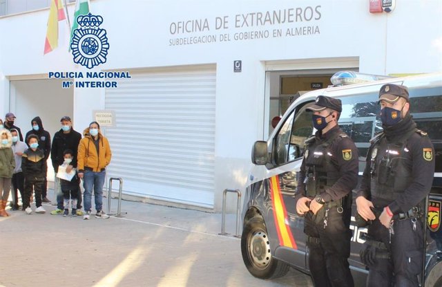 Agentes de la Policía Nacional frente a la Oficina de Extranjería de Almería