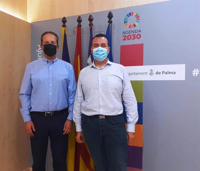 Archivo - El gerente de la EMT de Palma, Mateu Marcús, y el regidor de Movilidad, Francesc Dalmau, en la sala de prensa de Cort.